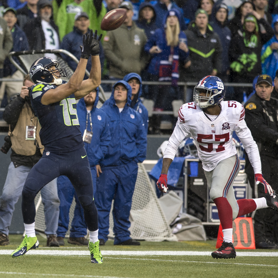 Seattle Seahawks wide receiver Jermaine Kearse catches a pass in front of New York Giants Jacquian Williams on Sunday, Nov. 9, 2014 at CenturyLink Field.